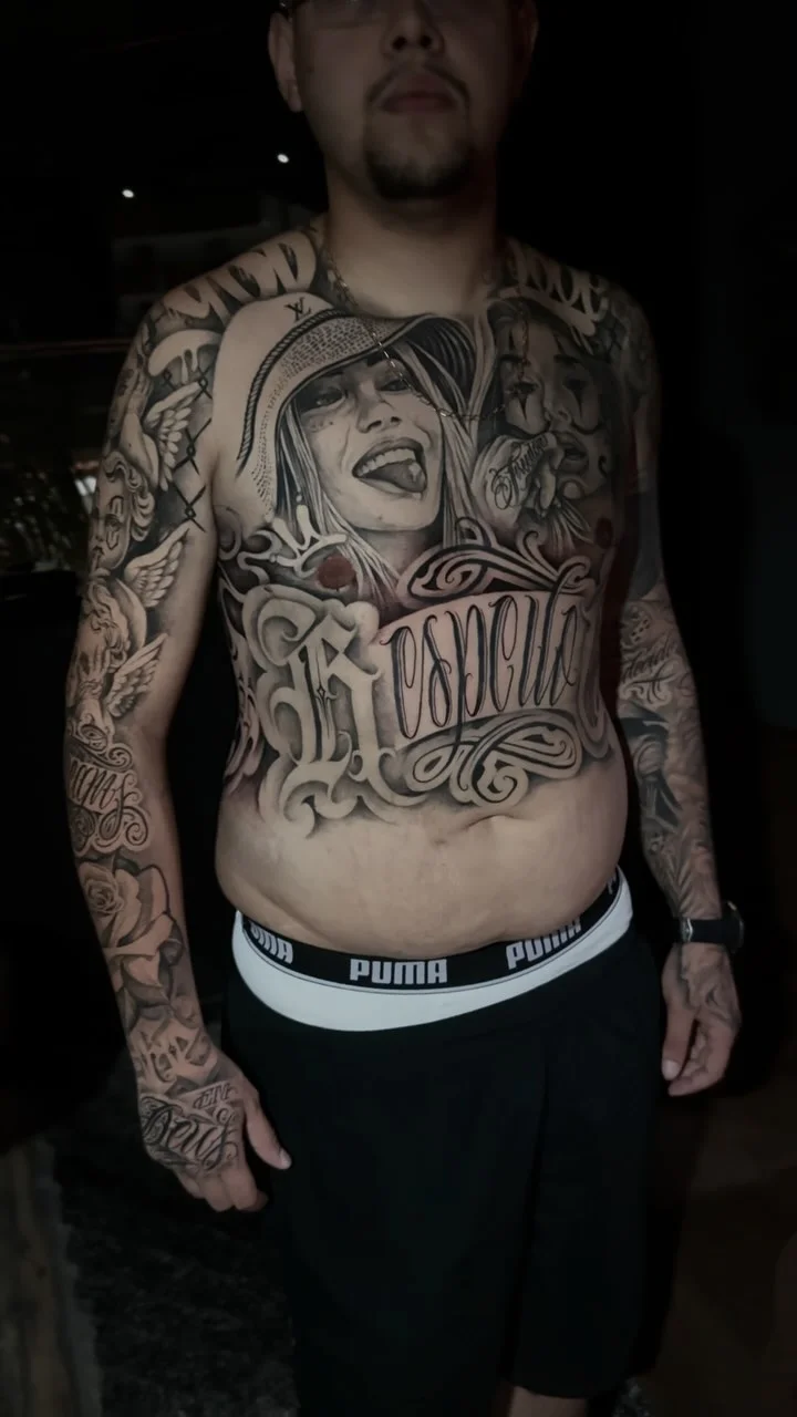 Tatuagem fineline botânica delicada
