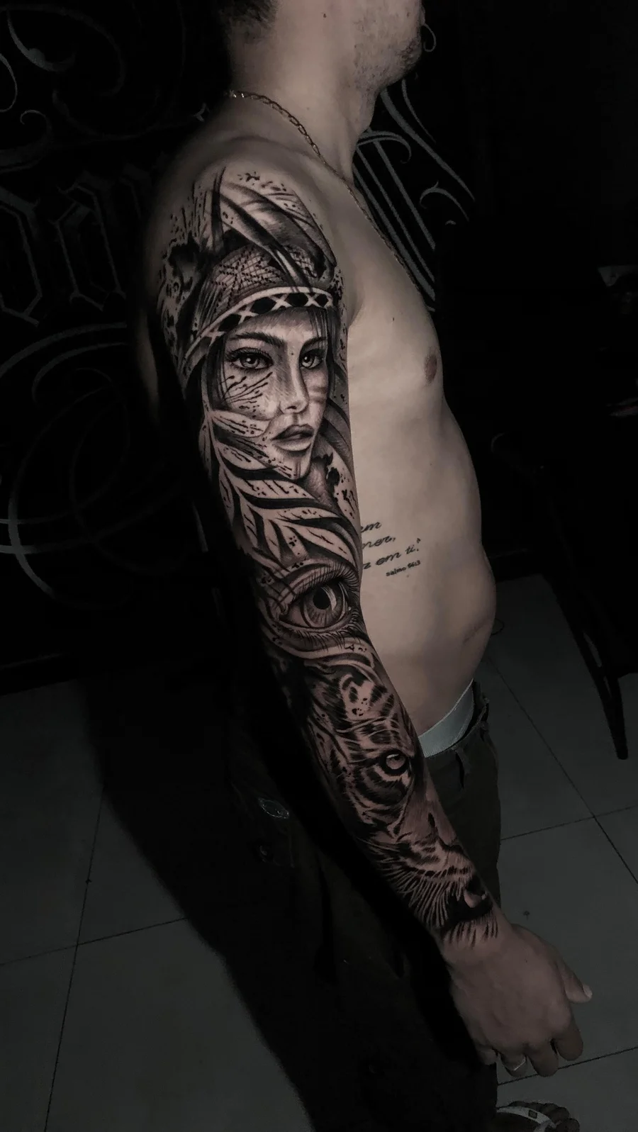 Tatuagem em fineline anatômico