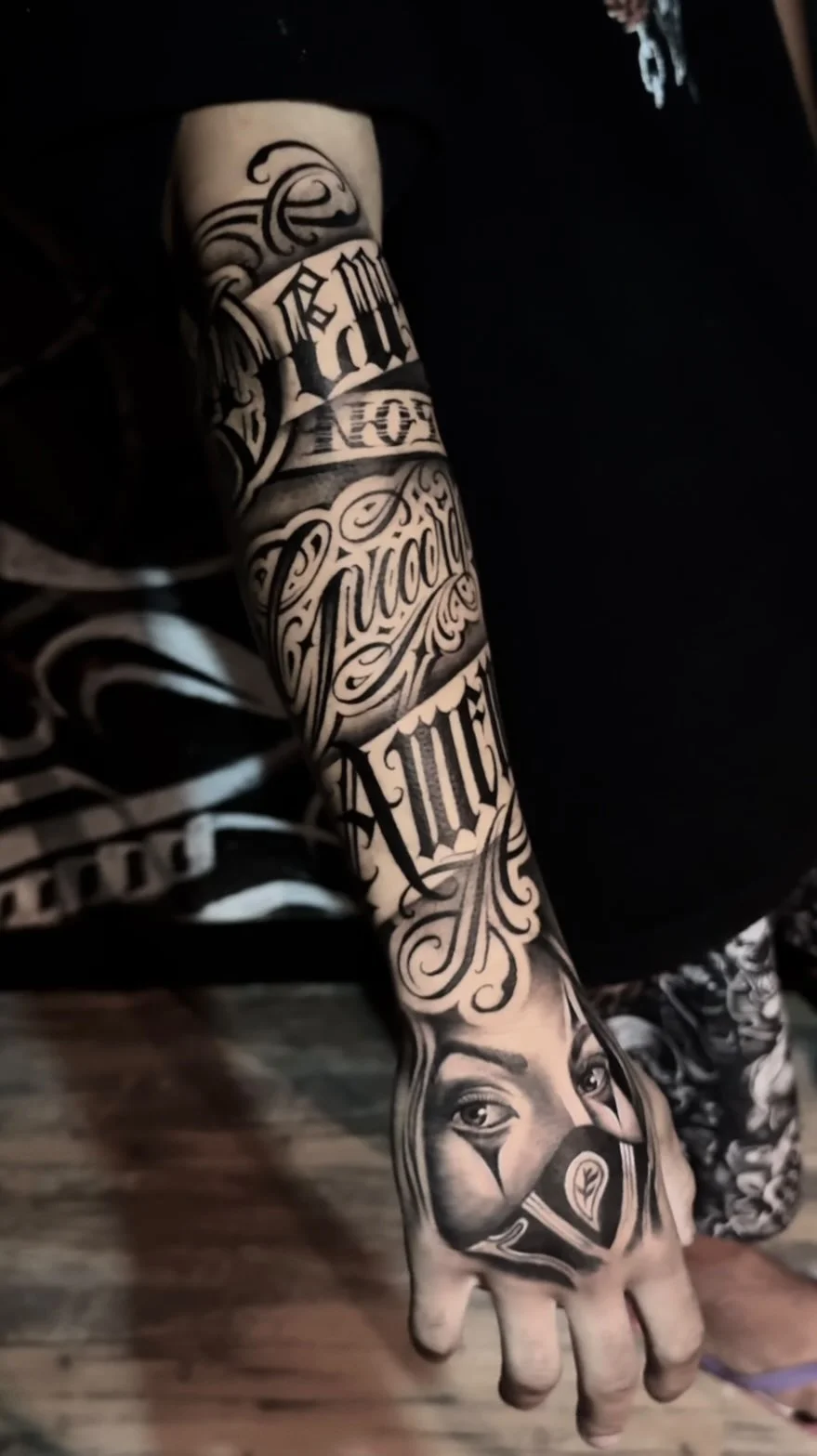 Tatuagem caligráfica autoral