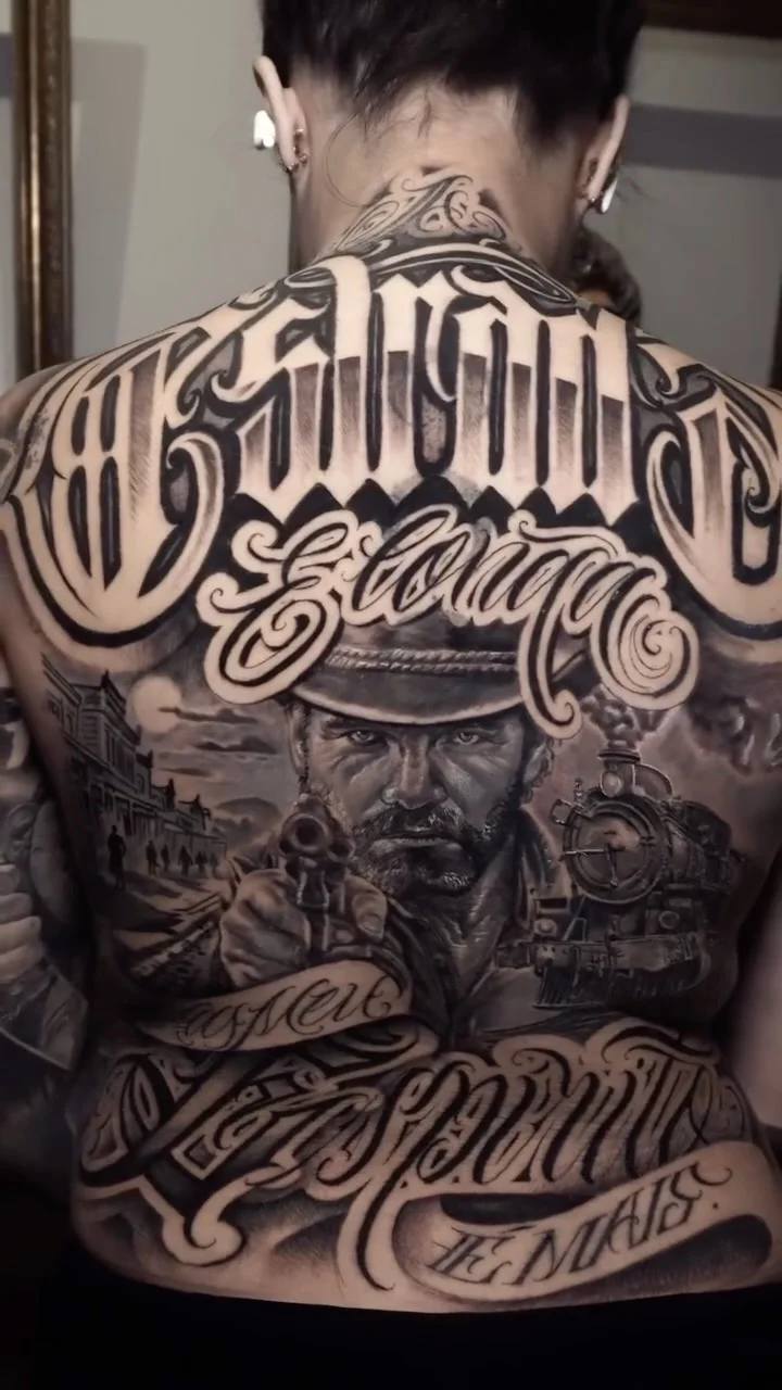 Tatuagem geométrica e linhas finas